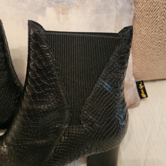 Donald J Pliner snake embossed bootie - Picture 4 of 12